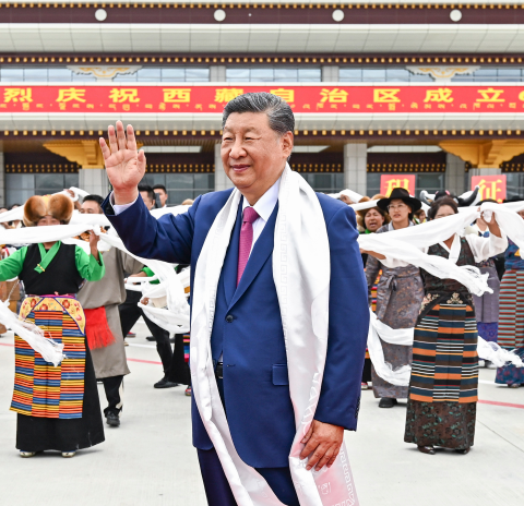 习近平率中央代表团抵达拉萨出席西藏自治区成立60周年庆祝活动