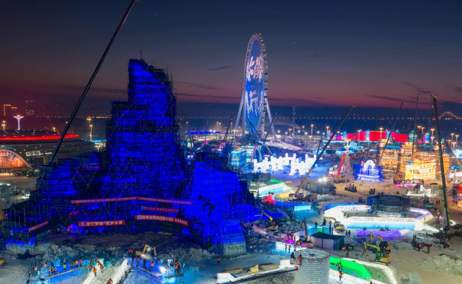 第二十七届哈尔滨冰雪大世界主塔“冰灯启梦”封顶