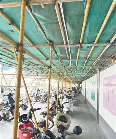 广东深圳市宝安区——  脚手架搭建已三年 锈蚀松动存隐患（身边事）