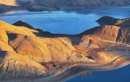 西藏沉错：羊卓雍错流域的生态明珠