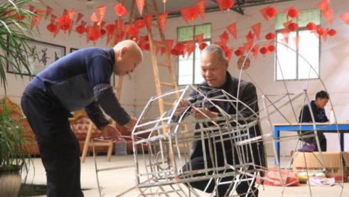 巧手传技艺 广西民众赶制花灯迎接“上灯节”