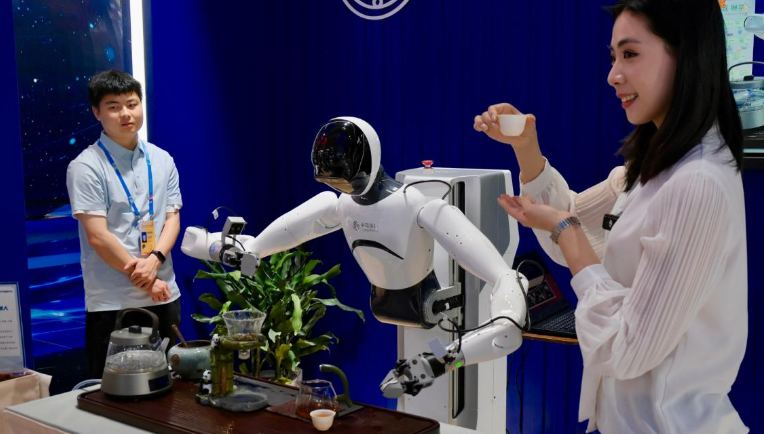 第九届数字峰会体验区抢“鲜”探：AI上演“文武双全”好戏