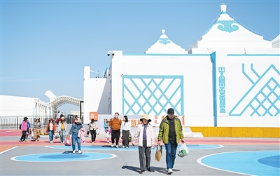 茫茫戈壁、古老居延海边的策克口岸，成为五省区共用开放“通道”——  大漠深处，远隔千里的人走到一起（边城见闻） 