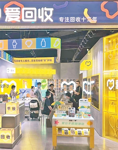 线上品牌发力线下开店（大数据观察·实体店里探消费）