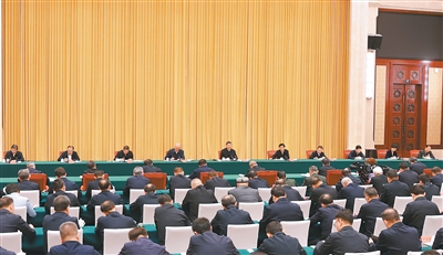 习近平在听取新疆维吾尔自治区党委和政府工作汇报时强调