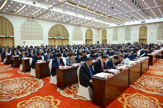 黑龙江省委十三届八次全会在哈尔滨举行