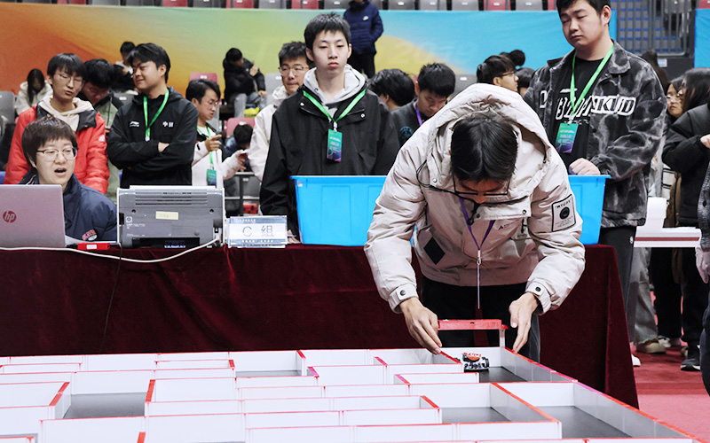 聚焦产教融合 第十四届京津冀大学生人工智能电脑鼠竞赛在津开赛