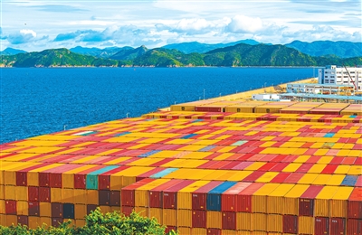 今年前10个月，长三角、粤港澳大湾区、京津冀等区域外贸创新高——  三大区域，外贸为啥跑得快？