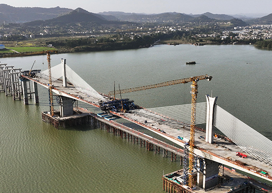 四川阆中：阆营高速嘉陵江特大桥建设有序推进