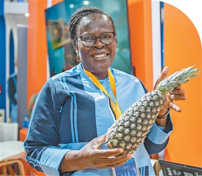 与世界各国共享机遇、共同发展