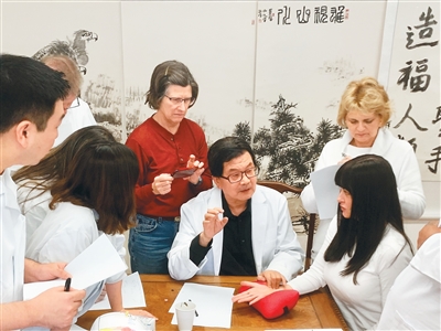 行于医途 守于本心（侨界关注）