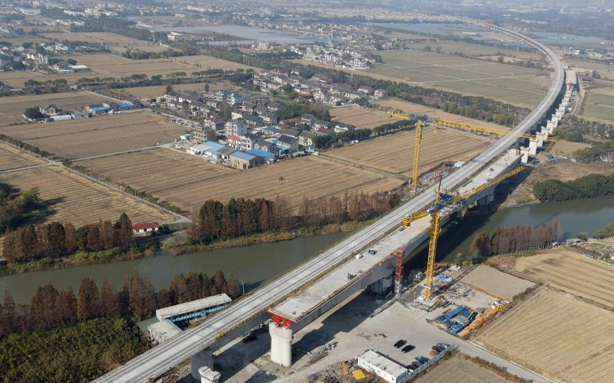 沪宁合高铁上海特大桥跨蒲华塘连续梁中段顺利合龙