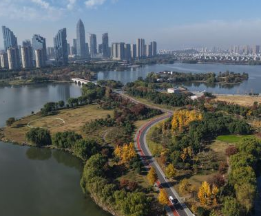 浙江绍兴：湖泊公园引客来