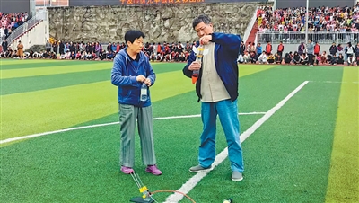 “魔法爷爷”和“知心奶奶”携手支教（守望）