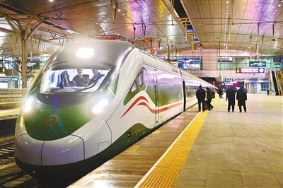 天津首次开行始发动集列车 天津到长沙 “夕发朝至”