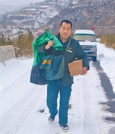 “邮车开到哪，事就办到哪”（追梦路上）