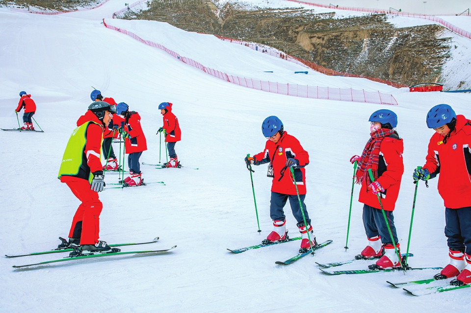 朔州市将学生课堂搬到雪场 “寒冰雪”变成“热研学”
