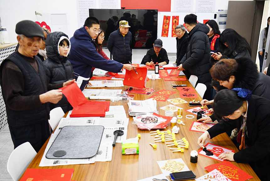 新春走基层｜小年前夕墨香浓 雄安社区年味足