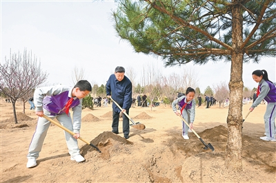 习近平在参加首都义务植树活动时强调 为山川大地增添锦绣 让中国式现代化底色更加亮丽