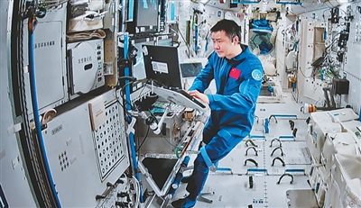 “我们把空间站当成朝夕相处的朋友” （弘扬科学家精神·特别报道）