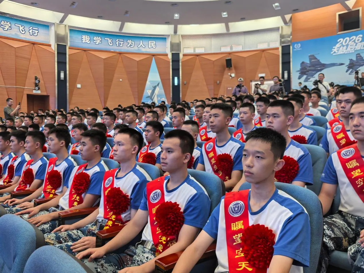 他们喜提录取通知书，成为空军飞行学员！